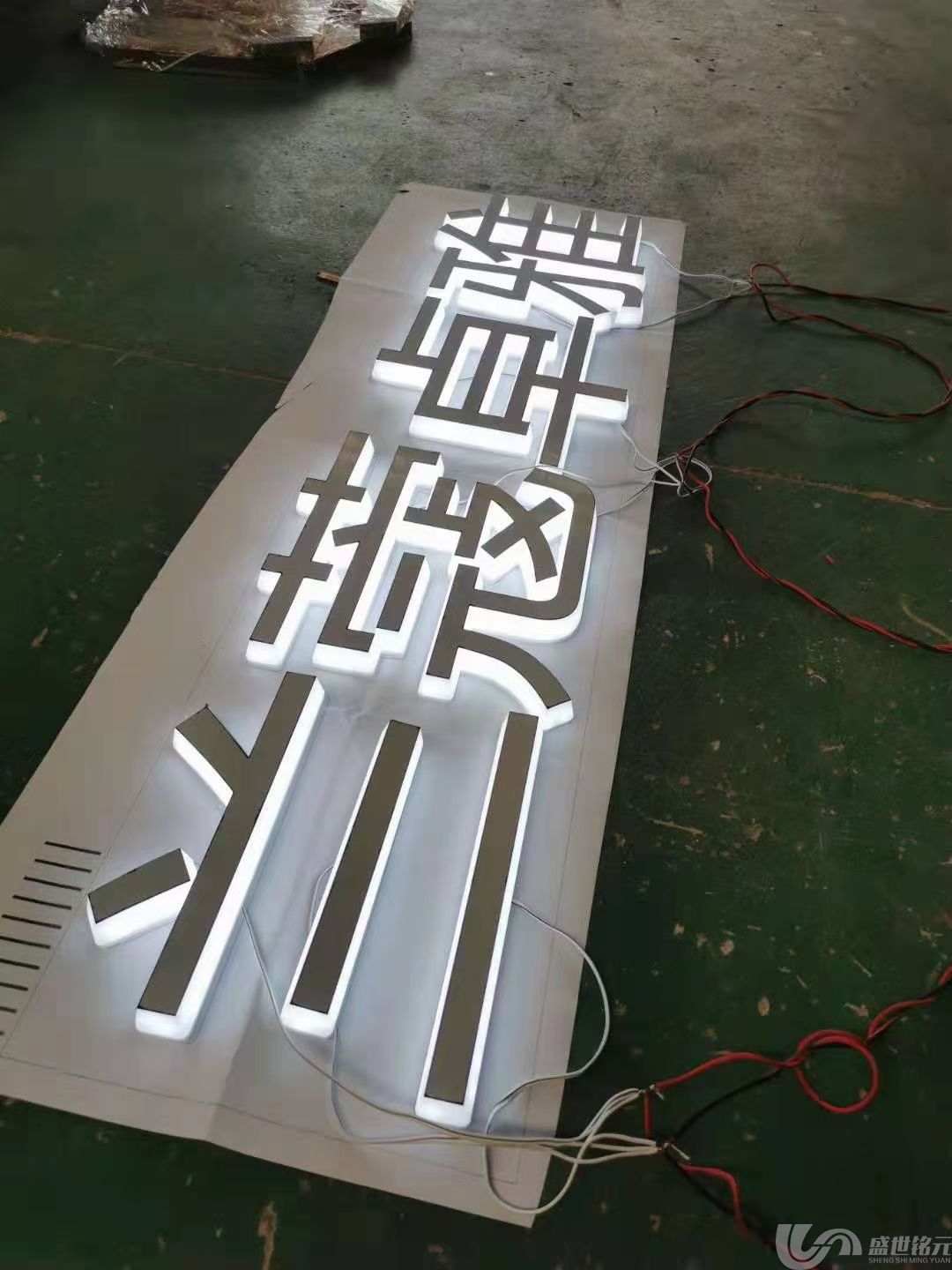 如何选择合适的广告标识吊装方法？(图1)